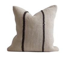 Load image into Gallery viewer, Vintage Kilim #05